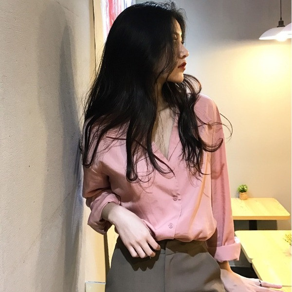 Modernūs moteriški marškiniai su špicine iškirpte ir sagomis – platus modelis