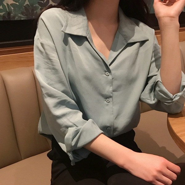 Modernūs moteriški marškiniai su špicine iškirpte ir sagomis – platus modelis