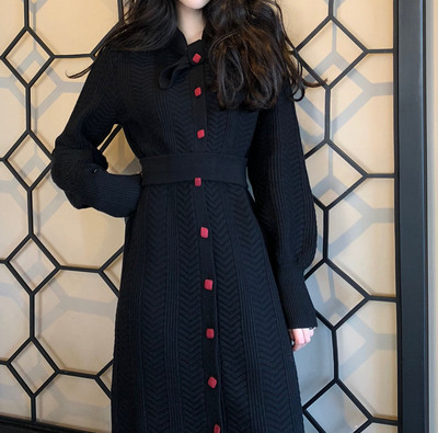 Trikotāžas sieviešu retro kleita ar pogām