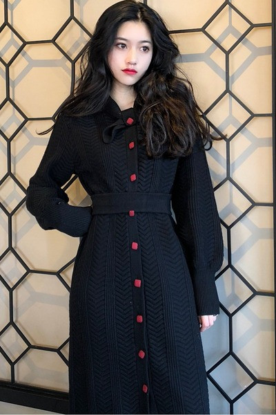 Trikotāžas sieviešu retro kleita ar pogām