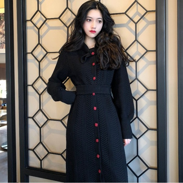 Trikotāžas sieviešu retro kleita ar pogām