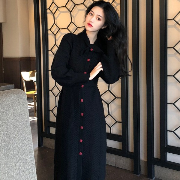 Trikotāžas sieviešu retro kleita ar pogām