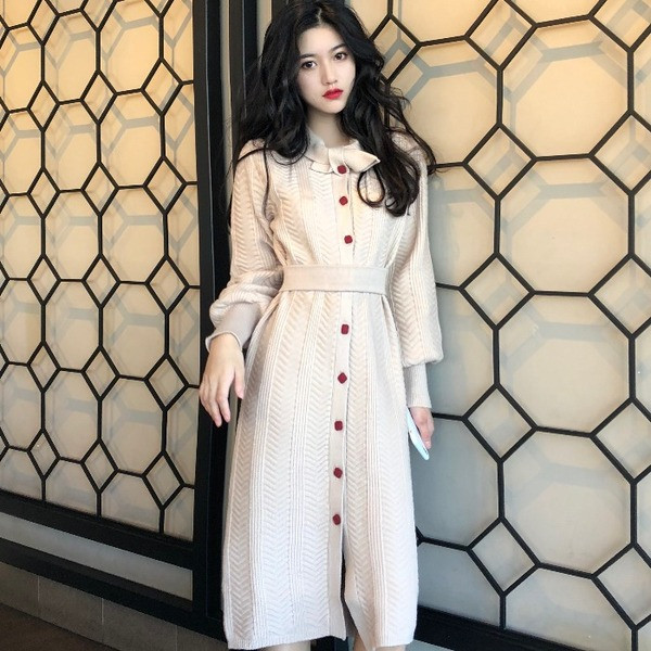 Trikotāžas sieviešu retro kleita ar pogām