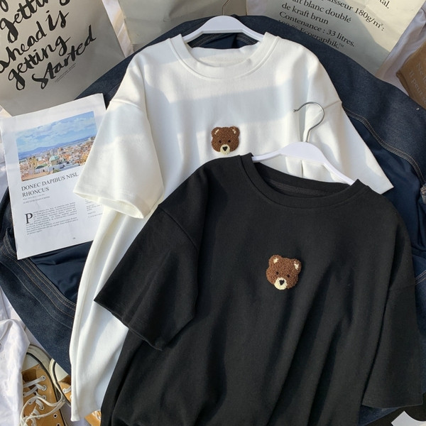 Modernus moteriškas platus marškinėlių modelis su siuvinėjimu meškos formos