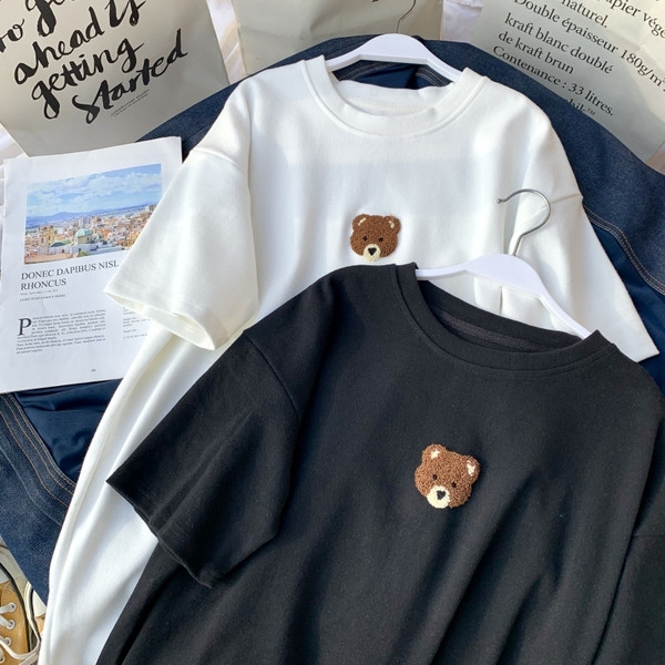 Modernus moteriškas platus marškinėlių modelis su siuvinėjimu meškos formos