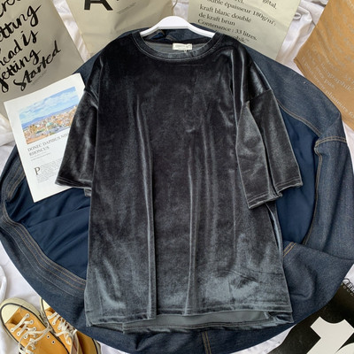 Laisvi moteriški marškinėliai iš aksominio paprasto modelio trumpomis rankovėmis