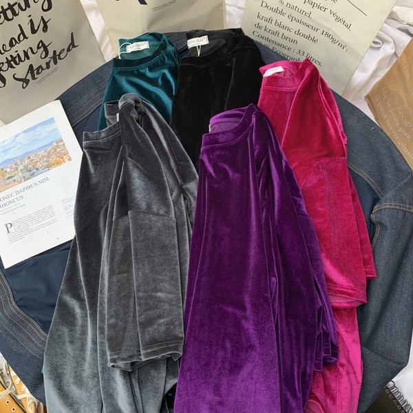 Laisvi moteriški marškinėliai iš aksominio paprasto modelio trumpomis rankovėmis