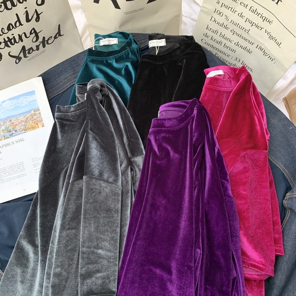 Laisvi moteriški marškinėliai iš aksominio paprasto modelio trumpomis rankovėmis