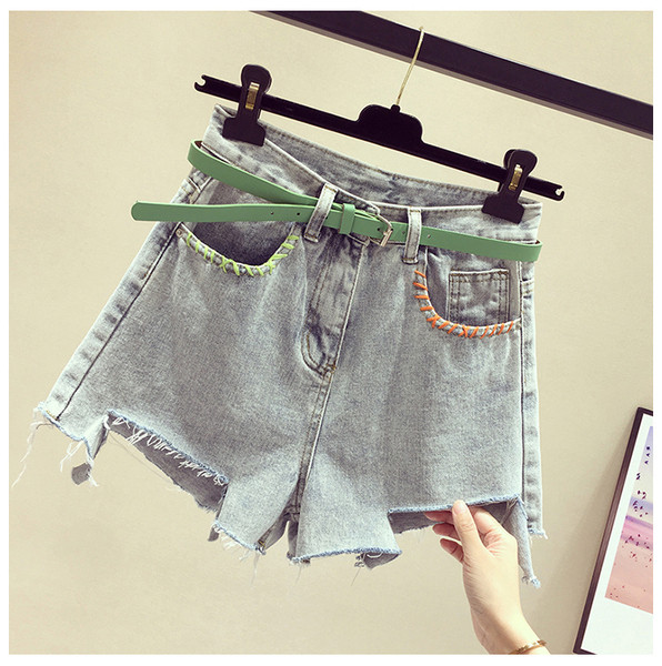 Naujo modelio moteriški šortai su dirželiu ir suplėšytais motyvais