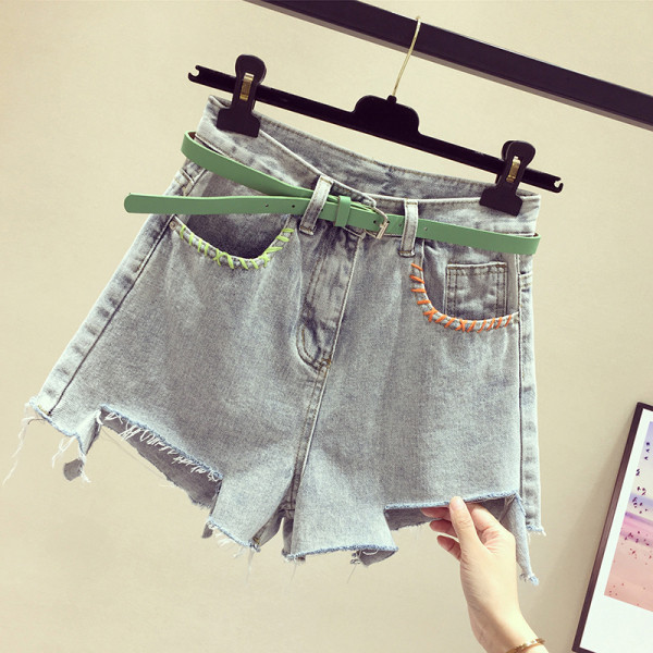 Naujo modelio moteriški šortai su dirželiu ir suplėšytais motyvais