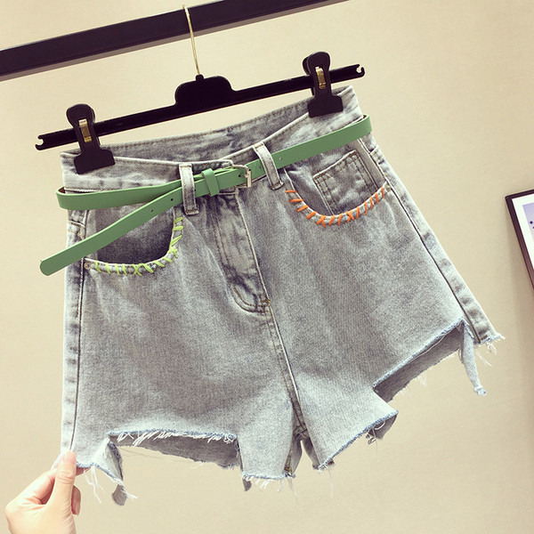 Naujo modelio moteriški šortai su dirželiu ir suplėšytais motyvais