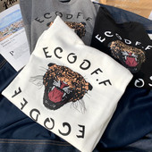 Modernus moteriškas platus marškinėlių modelis trumpomis rankovėmis ir raštu