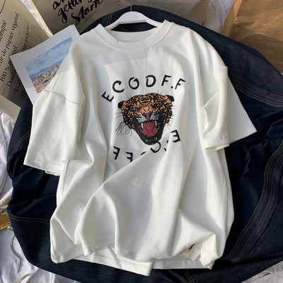 Modernus moteriškas platus marškinėlių modelis trumpomis rankovėmis ir raštu