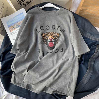 Modernus moteriškas platus marškinėlių modelis trumpomis rankovėmis ir raštu