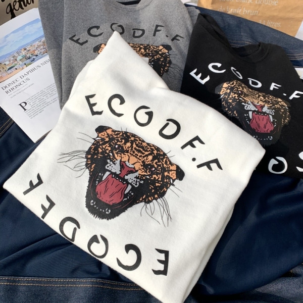 Modernus moteriškas platus marškinėlių modelis trumpomis rankovėmis ir raštu