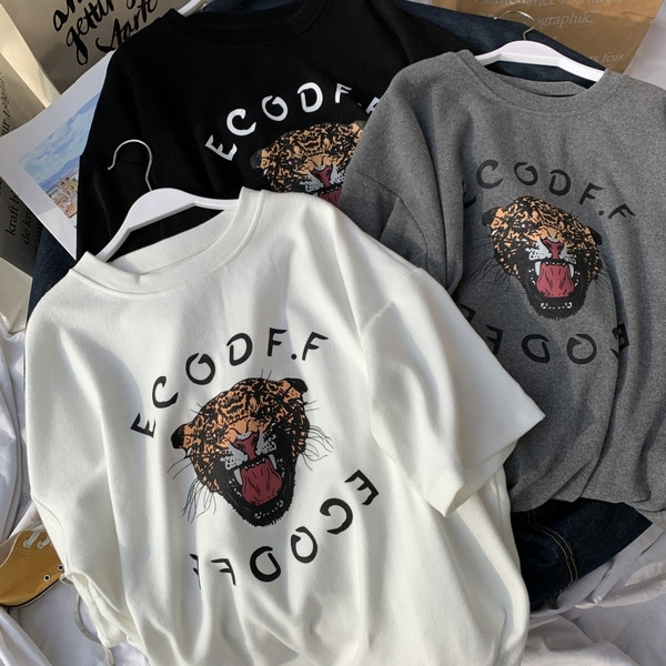 Modernus moteriškas platus marškinėlių modelis trumpomis rankovėmis ir raštu