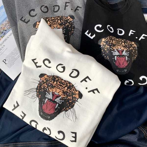 Modernus moteriškas platus marškinėlių modelis trumpomis rankovėmis ir raštu