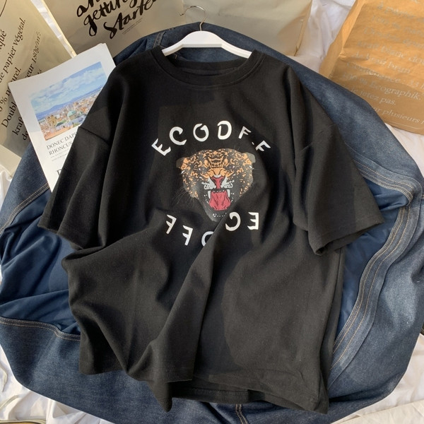 Modernus moteriškas platus marškinėlių modelis trumpomis rankovėmis ir raštu