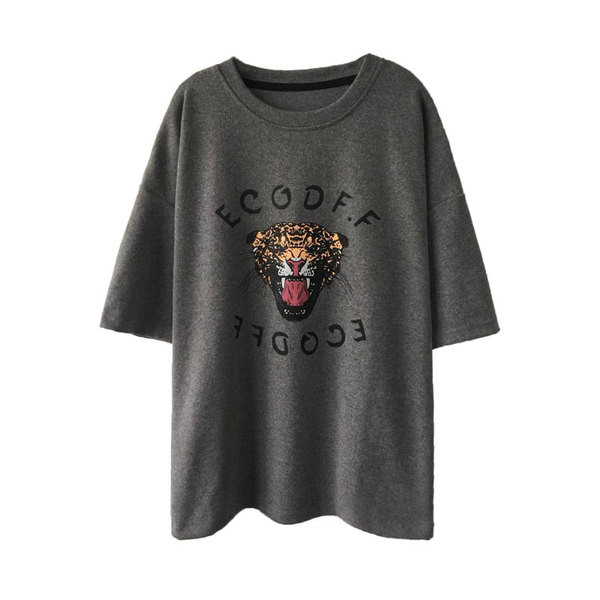 Modernus moteriškas platus marškinėlių modelis trumpomis rankovėmis ir raštu