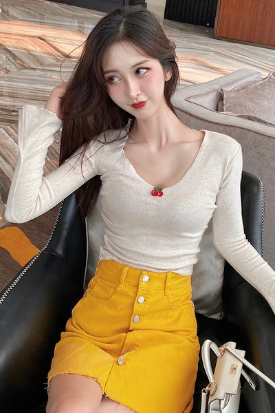 Prigludusi moteriška palaidinė su ovalia iškirpte ir vyšnių siuvinėjimu