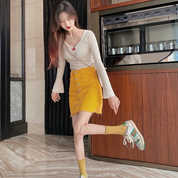 Prigludusi moteriška palaidinė su ovalia iškirpte ir vyšnių siuvinėjimu