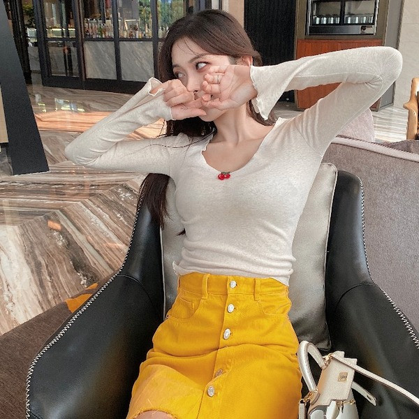 Prigludusi moteriška palaidinė su ovalia iškirpte ir vyšnių siuvinėjimu