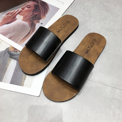 Įprastos moteriškos šlepetės lygiais padais