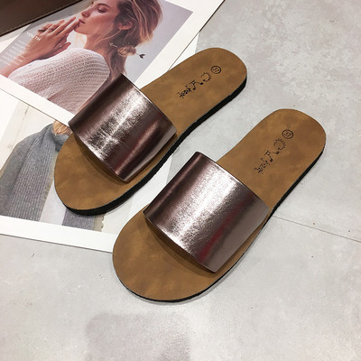 Įprastos moteriškos šlepetės lygiais padais