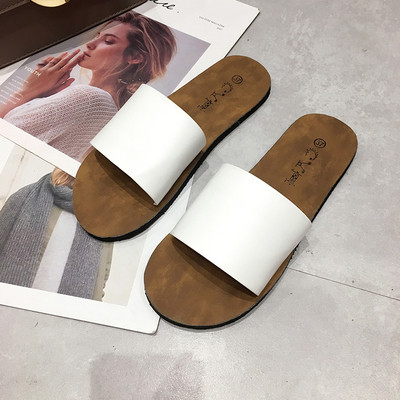 Įprastos moteriškos šlepetės lygiais padais