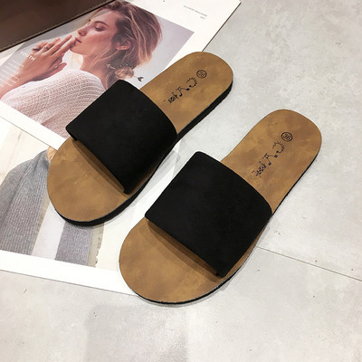 Įprastos moteriškos šlepetės lygiais padais