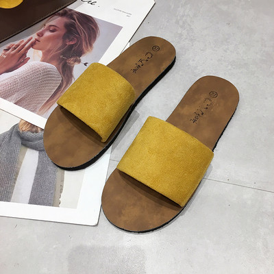 Įprastos moteriškos šlepetės lygiais padais