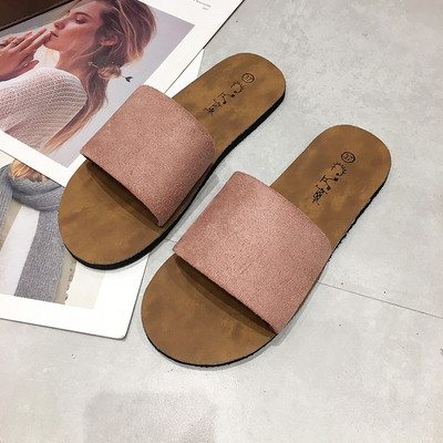 Įprastos moteriškos šlepetės lygiais padais