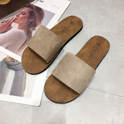 Įprastos moteriškos šlepetės lygiais padais