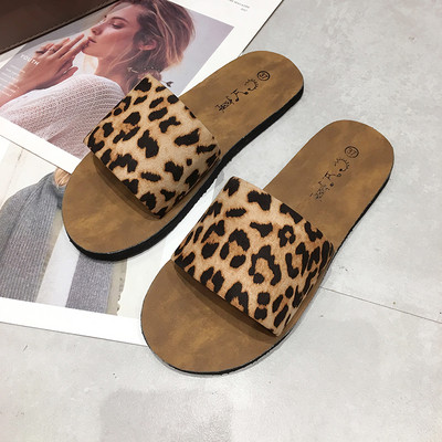 Įprastos moteriškos šlepetės lygiais padais