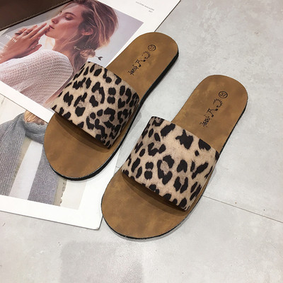 Įprastos moteriškos šlepetės lygiais padais