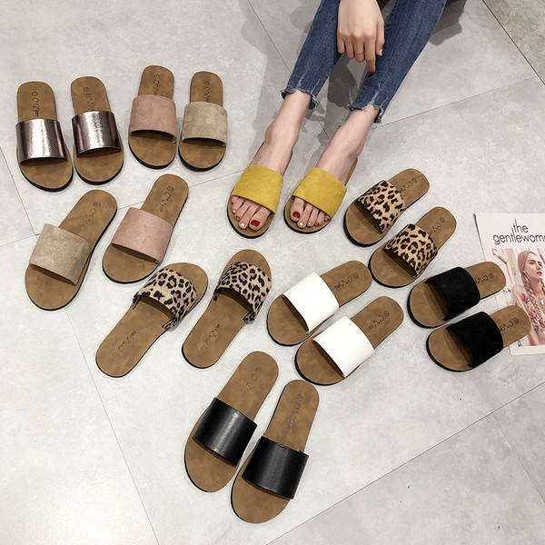 Įprastos moteriškos šlepetės lygiais padais