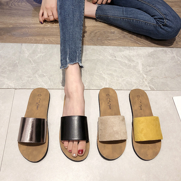 Įprastos moteriškos šlepetės lygiais padais