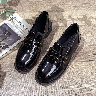 Lakinės odos moteriški batai lygiu padu juodos spalvos - du modeliai