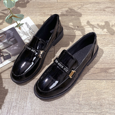 Lakinės odos moteriški batai lygiu padu juodos spalvos - du modeliai