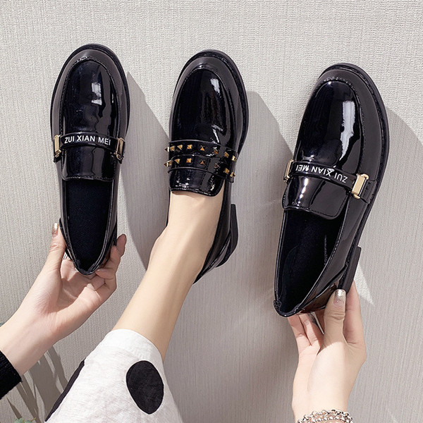 Lakinės odos moteriški batai lygiu padu juodos spalvos - du modeliai