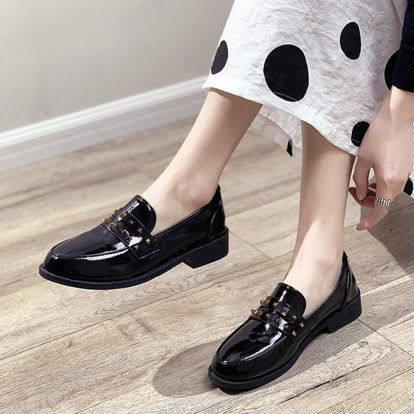 Lakinės odos moteriški batai lygiu padu juodos spalvos - du modeliai