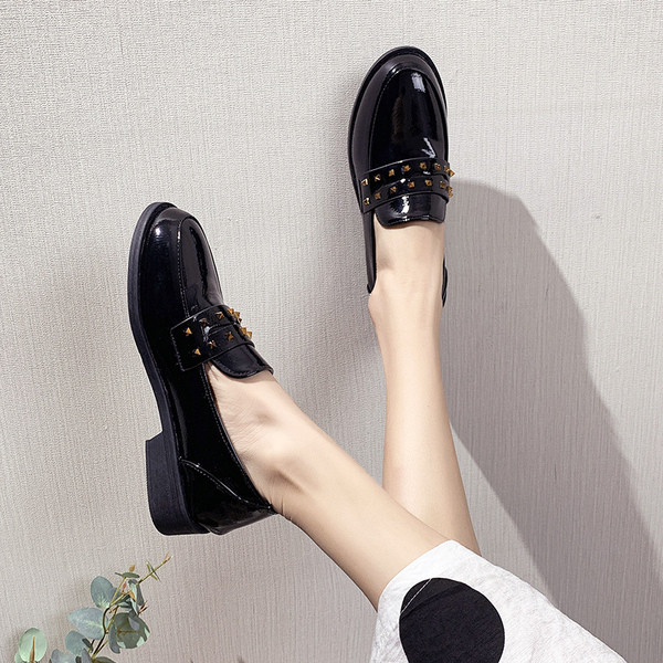 Lakinės odos moteriški batai lygiu padu juodos spalvos - du modeliai