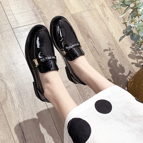 Lakinės odos moteriški batai lygiu padu juodos spalvos - du modeliai