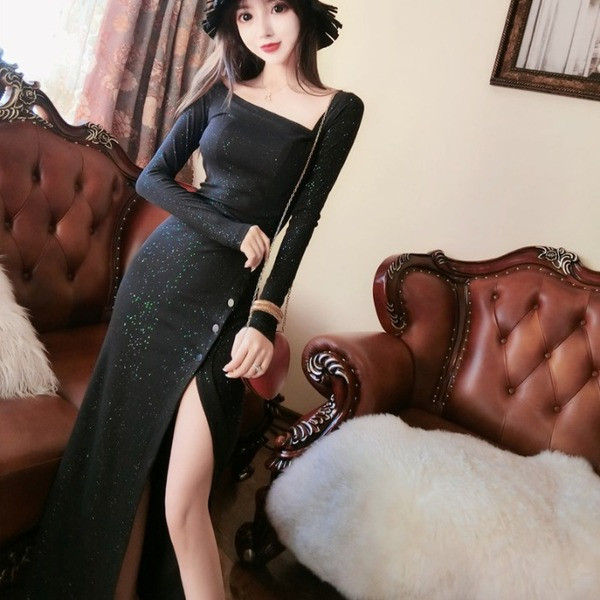 Pikk naiste must läikivate osakeste ja nööpidega kleit