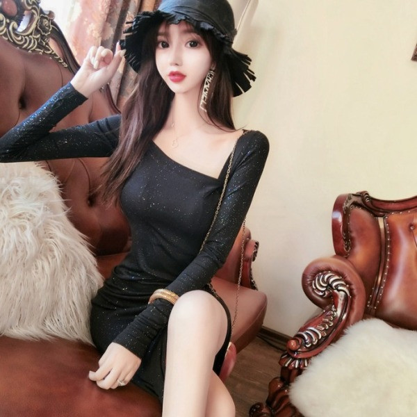 Pikk naiste must läikivate osakeste ja nööpidega kleit