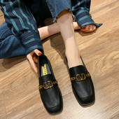 Moteriški laisvalaikio batai lygiais padais ir metaliniu elementu