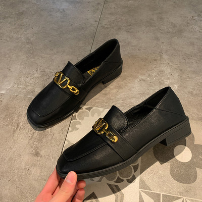 Moteriški laisvalaikio batai lygiais padais ir metaliniu elementu