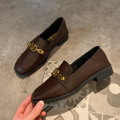 Moteriški laisvalaikio batai lygiais padais ir metaliniu elementu