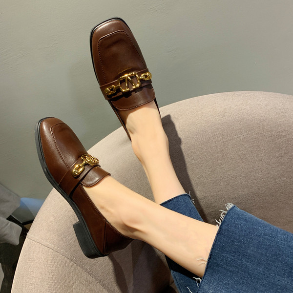 Moteriški laisvalaikio batai lygiais padais ir metaliniu elementu