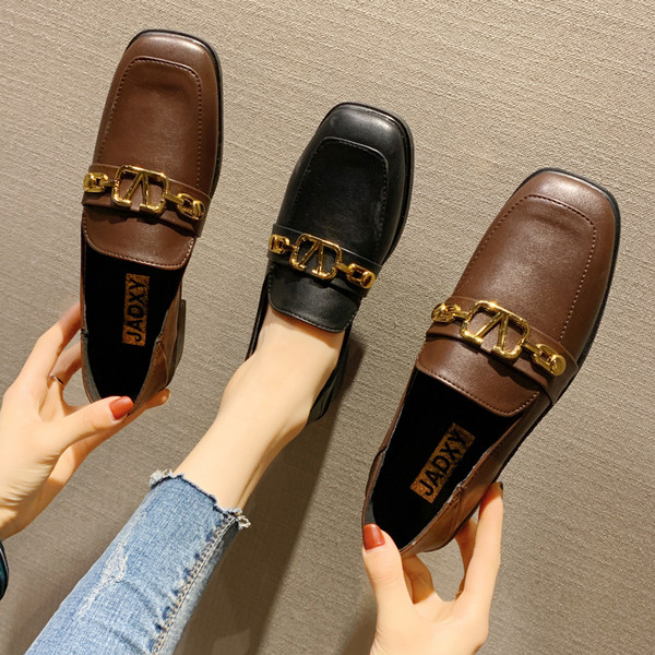 Moteriški laisvalaikio batai lygiais padais ir metaliniu elementu